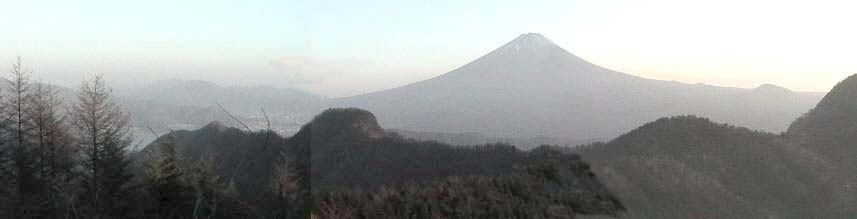 十二ヶ岳（左コブ）を配した富士山