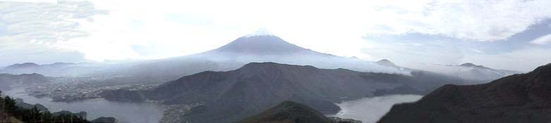 正面に足和田山を抱いた富士山（毛無山より）